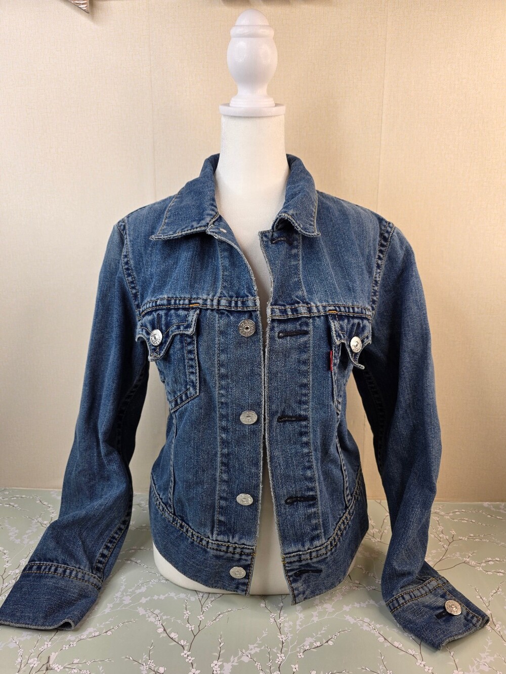 Ladies Medium Levi Type 1 Iconic / Trucker denim jacket